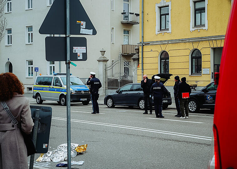 Zahlreiche Streifen der Polizei sind in Sendling im Einsatz. Zahlreiche Streifen der Polizei sind in Sendling im Einsatz.