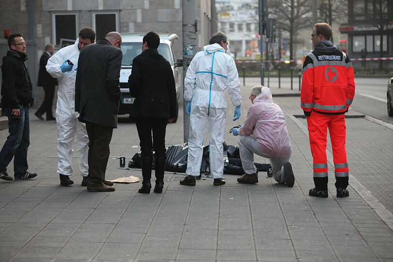 Vor dem Volksbad sichern Spezialisten am Montag früh die Spuren. Am Boden liegt der 45-Jährige.