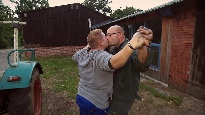 Beim Arbeiten am Trecker kommen sich der sensible Schweinebauer Michael (31, r.) und sein 'Micha' (30) aus Bayern näher.