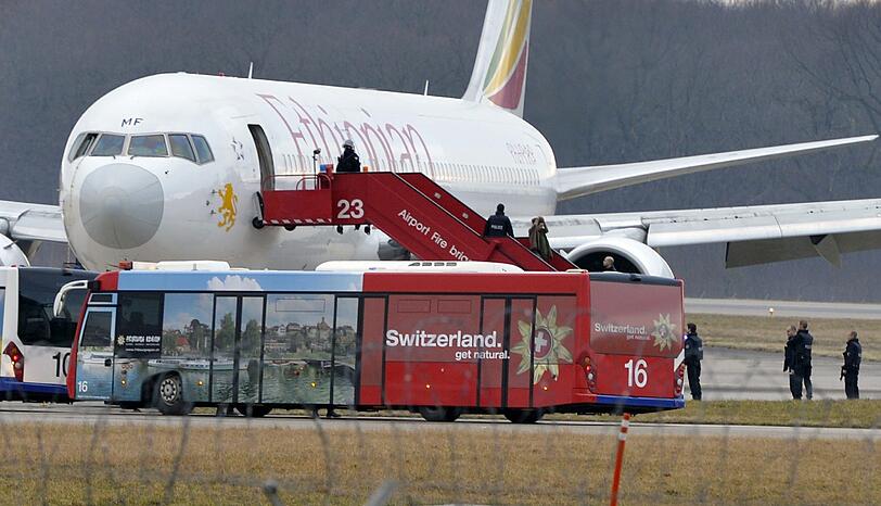 Das Sondereinsatzkommando der Polizei evakuiert die Boeing 767: Die Maschine der Ethiopian Airlines war entführt worden und landete außerplanmäßig in Genf.