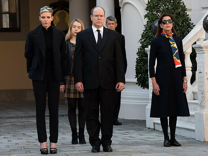 13. November: Anschläge in Paris: Das intensiv mit Frankreich verbundene Fürstenhaus von Monaco nahm starken Anteil an den Terroranschlägen von Paris am 13. November. Entsprechend ernsthaft zelebrierten Fürst Albert II., Fürstin Charlene, Prinzessin Caroline von Hannover und ihre Tochter Alexandra von Hannover (16) auch die Schweigeminute im Gedenken an die Opfer am 16. November in Monaco.