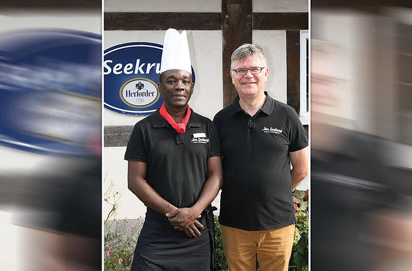 Wirt Christian Schulz (r.) mit seinem Koch George Amaning aus Ghana.