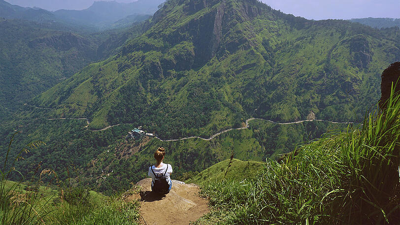 Sitzplatz mit Aussicht: der Little Adam&rsquo;s Peak im Hochland von Sri Lanka.