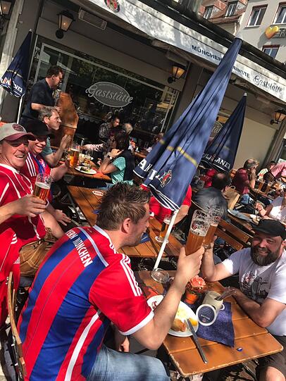 Anhänger des FC Bayern und Fans von Real Madrid gemeinsam in der Münchner Innenstadt. Klicken Sie sich durch die Bilder.
