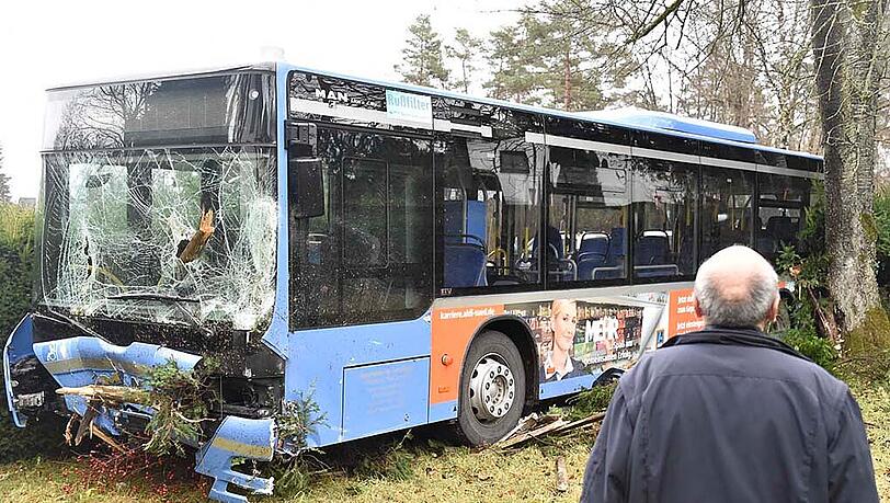 Linienbus kracht in Fahrer fast aufgespießt Abendzeitung