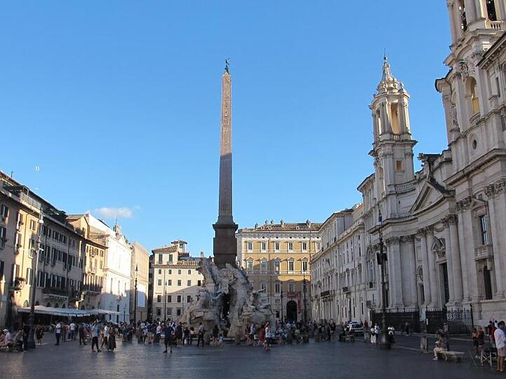 Nur wenige Menschen gehen über die Piazza Navona.