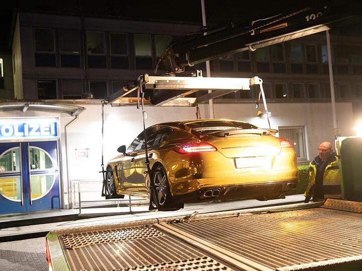 Mit Goldfolie beklebter Porsche Panamera: Die Polizei hatte das Fahrzeug aus dem Verkehr gezogen, da die Folie Licht stark reflektierte und andere blendete.