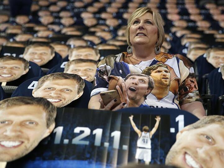 Schon vor dem Spiel lagen im Amercian Airlines Center tausende Dirk-Masken auf den Sitzen bereit.