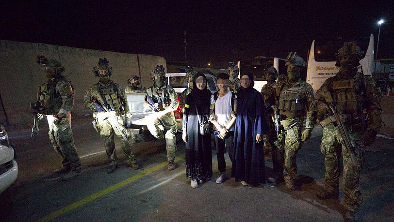 Die gerettete Münchnerin Samira (l.) mit ihrem Bruder und ihrer Mutter sowie Soldaten des Kommando Spezialkräfte (KSK).