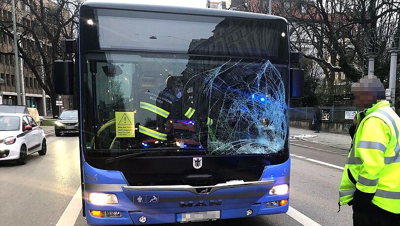 Ein Fußgänger wurde in der Kapuzinerstraße von einem Bus erfasst und dabei verletzt. Ein Fußgänger wurde in der Kapuzinerstraße von einem Bus erfasst und dabei verletzt.