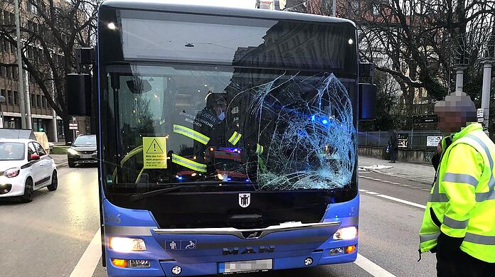 Ein Fußgänger wurde in der Kapuzinerstraße von einem Bus erfasst und dabei verletzt.