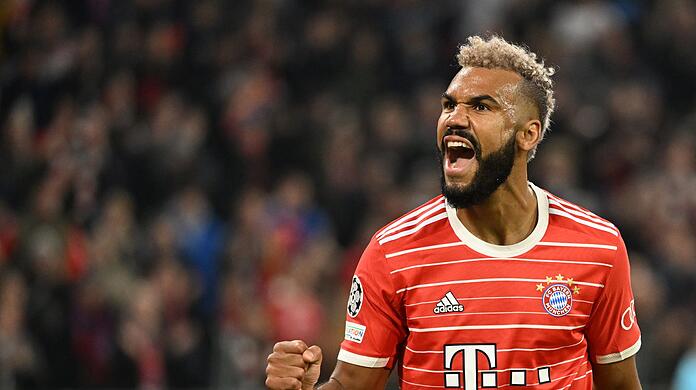 Bayerns Eric Maxim Choupo-Moting jubelt über sein Tor zum 5:0 beim Sieg über den SC Freiburg.