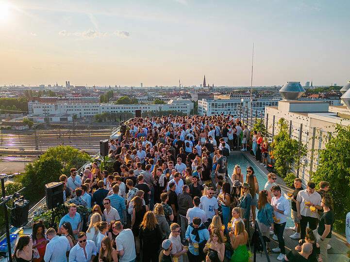 MÜNCHEN HOCH5 feiert jeden Samstag die MH5 Roof Bar.