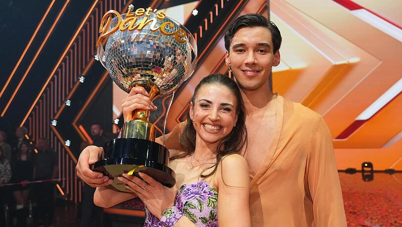 Diego Pooth und Ekaterina Leonova mit dem "Let's Dance"-Pokal.