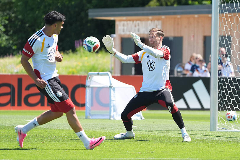 Stark im Training: Oliver Baumann (r.). Stark im Training: Oliver Baumann (r.).