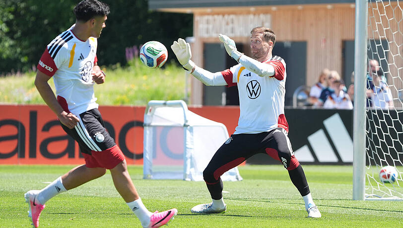 Stark im Training: Oliver Baumann (r.).