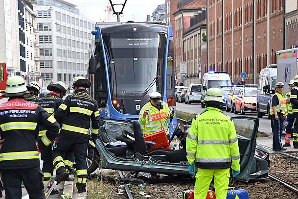Für die Arbeiten der Feuerwehr sowie die anschließende Unfallaufnahme sperrte die Polizei die Straße beidseitig für längere Zeit. Für die Arbeiten der Feuerwehr sowie die anschließende Unfallaufnahme sperrte die Polizei die Straße beidseitig für längere Zeit.
