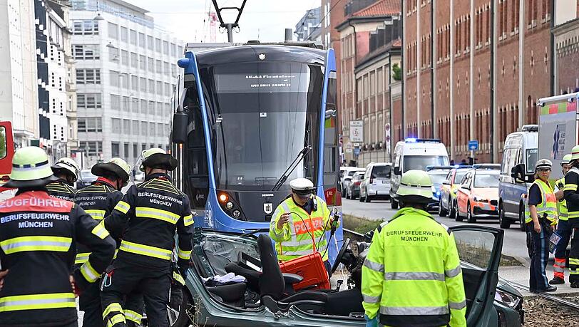 Für die Arbeiten der Feuerwehr sowie die anschließende Unfallaufnahme sperrte die Polizei die Straße beidseitig für längere Zeit. Für die Arbeiten der Feuerwehr sowie die anschließende Unfallaufnahme sperrte die Polizei die Straße beidseitig für längere Zeit.