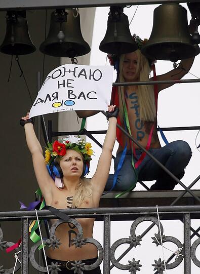 Sie haben es wieder getan - diesmal in Kiew: Nackte Aktivistinnen protestieren auf dem Turm der St. Sophia-Kathedrale und leuten die Glocke. Damit kritisieren sie ein neues Gesetz, dass Frauen in der Ukraine Abtreibung verbietet. Sie fordern das Recht, selbst über eine Schwangerschaft zu entscheiden. Die Bilder