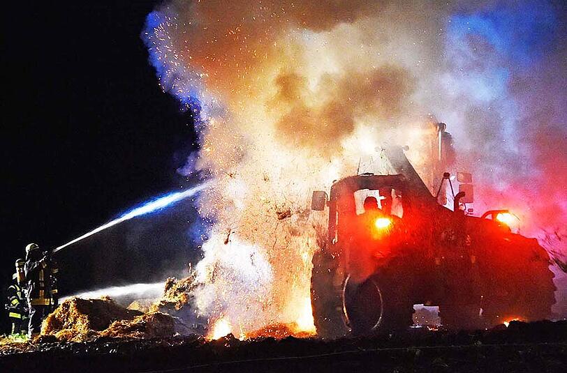 Der Brand einer Heuscheune stellte die Feuerwehren vor einige Probleme.