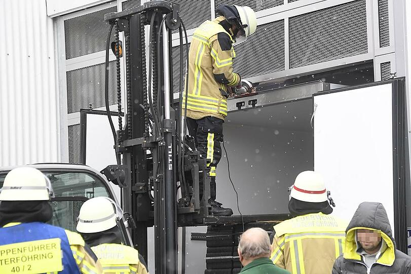 Ein Lastwagenfahrer hatte die Schilder offenbar nicht genau genug gelesen und blieb am Dienstag in der Zufahrt zur Tiefgarage eines Baumarktes stecken.