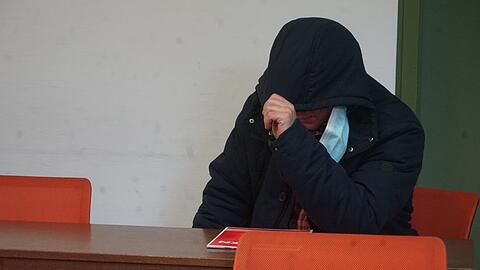 Globetrotter-Prozess: Ein Angeklagter vermummt auf der Anklagebank.
