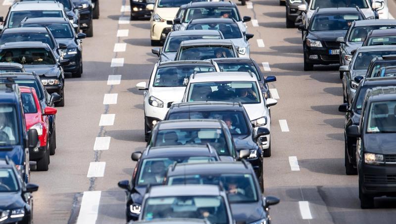 Auf der A 96 Richtung München stehen Autos im Stau. Foto: Sina Schuldt/dpa/Archivbild/Symbolbild Auf der A 96 Richtung München stehen Autos im Stau. Foto: Sina Schuldt/dpa/Archivbild/Symbolbild