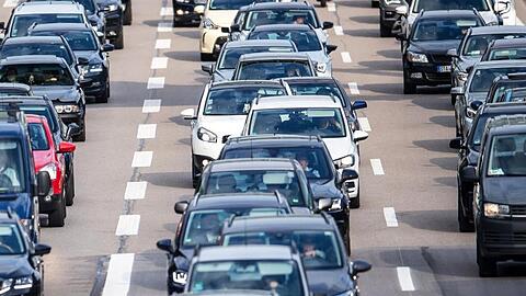 Auf der A 96 Richtung München stehen Autos im Stau. Foto: Sina Schuldt/dpa/Archivbild/Symbolbild
