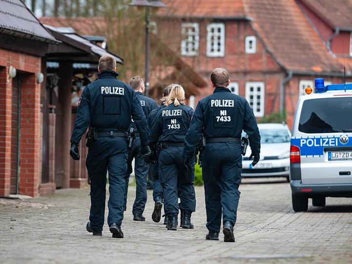 Polizisten sind bei einer Razzia im norddeutschen Wriedel im Einsatz.