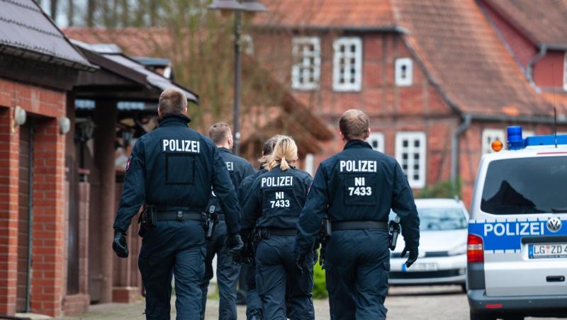 Polizisten sind bei einer Razzia im norddeutschen Wriedel im Einsatz. Polizisten sind bei einer Razzia im norddeutschen Wriedel im Einsatz.