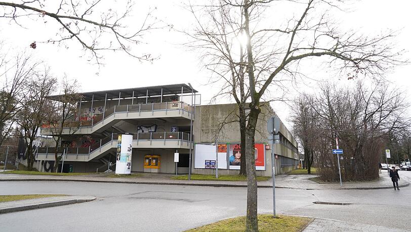 Dieses Park&Ride-Parkhaus an der U-Bahnhaltestelle Kieferngarten soll abgerissen werden für die Tram-Wendeschleife. Dieses Park&Ride-Parkhaus an der U-Bahnhaltestelle Kieferngarten soll abgerissen werden für die Tram-Wendeschleife.