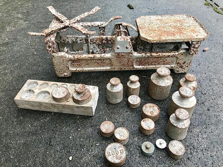 An den Nachkriegs-Kramerladen erinnern sich ältere Eggartler noch, es gibt ihn längst nicht mehr, aber die Metallwaage samt Gewichten schon.