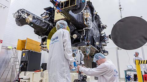Großes Bild: Mitarbeiter des Satellitenbauers OHB, die am Produktionsstandort in Ottobrunn die Funktionsfähigkeit eines Telekommunikationssatelliten SmallGEO-Satellit H36W-1 überprüfen.