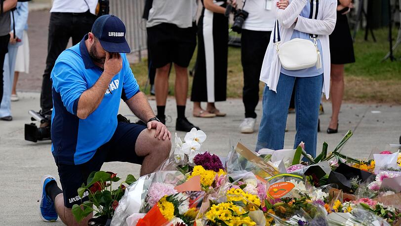 Wut, Trauer und Empörung bestimmen weiter den Alltag vieler in Sydney nach dem Attentat mit 15 Toten. Wut, Trauer und Empörung bestimmen weiter den Alltag vieler in Sydney nach dem Attentat mit 15 Toten.