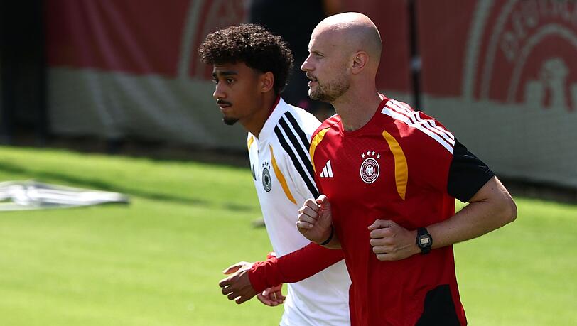 Nathaniel Brown (l) ist zur&uuml;ck im Teamtraining. (Archivbild)