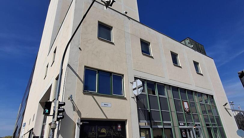Markanter Mittelpunkt der Spaten-Brauerei an der Marsstraße: Der 40 Meter hohe Spaten-Silo ist das weithin sichtbare Wahrzeichen der Brauerei. Ganz oben im Turm ist das Bierstüberl, in das auch Gäste hineindürfen. Markanter Mittelpunkt der Spaten-Brauerei an der Marsstraße: Der 40 Meter hohe Spaten-Silo ist das weithin sichtbare Wahrzeichen der Brauerei. Ganz oben im Turm ist das Bierstüberl, in das auch Gäste hineindürfen.