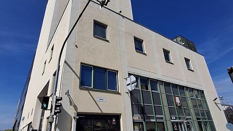 Markanter Mittelpunkt der Spaten-Brauerei an der Marsstra&szlig;e: Der 40 Meter hohe Spaten-Silo ist das weithin sichtbare Wahrzeichen der Brauerei. Ganz oben im Turm ist das Bierst&uuml;berl, in das auch G&auml;ste hineind&uuml;rfen.