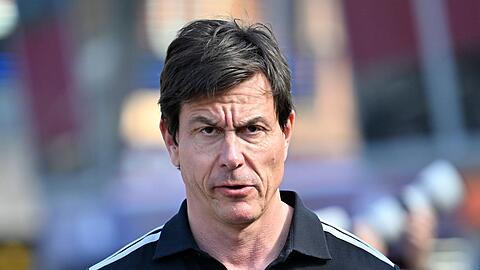 Teamchef Toto Wolff sieht Mercedes im Entwicklungsrennen im R&uuml;ckstand. (Archivbild)