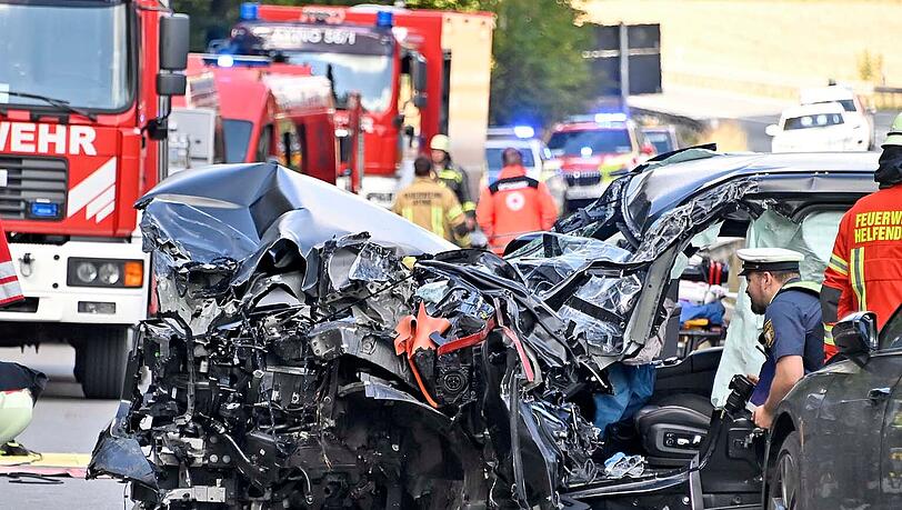 Bei einem Unfall im Kreis München wurden mehrere Personen verletzt. Bei einem Unfall im Kreis München wurden mehrere Personen verletzt.