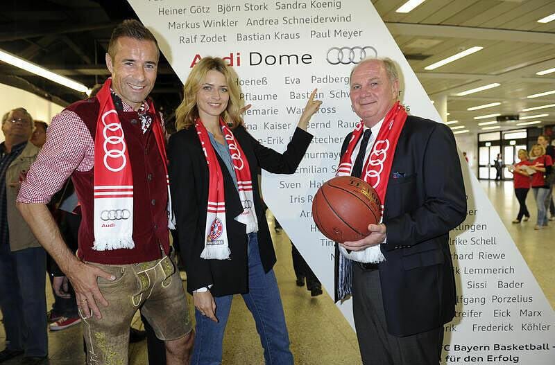 Vor dem Spiel bekamen Pflaume und Padberg von FC Bayern-Präsident Uli Hoeneß eine Fan-Urkunde überreicht.