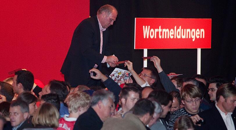Im Paulaner-Festsaal auf dem Nockherberg wütete der damalige Manager gegen die eigenen Fans. Einige der anwesenden Mitglieder hatten die oft "müde" Stimmung in der Allianz Arena kritisiert...