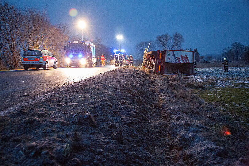 Ein mit Schnittholz beladener Lkw aus Slowenien ist am Montagabend gegen 18.30 Uhr von der Fahrbahn abgekommen und in ein Feld gekippt. Der Fahrer wurde leicht verletzt. Die Bilder
