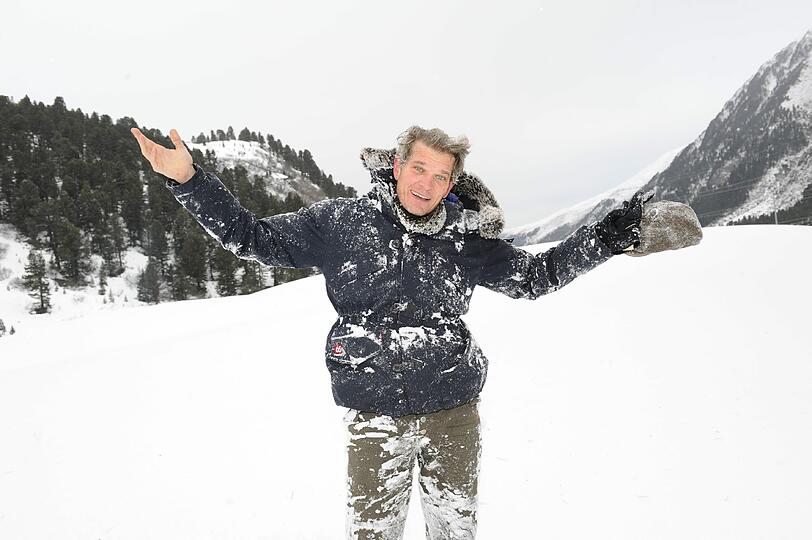 Götz Otto hat Spaß im Schnee