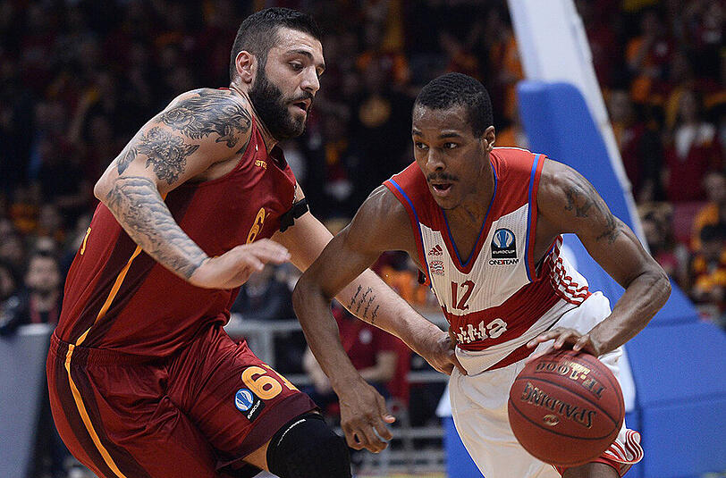 Goksenin Koksal von Galatasaray (links) und Alex Renfroe vom FC Bayern im Duell.

Istanbul