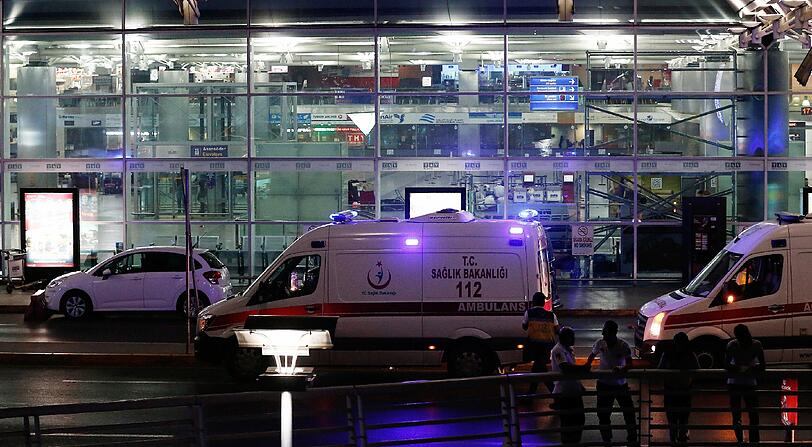 Bei dem Terroranschlag am Flughafen Atatürk in Istanbul haben sich zwei der Angreifer vor dem Ankunftsbereich des Internationalen Terminals in die Luft gesprengt, ein weiterer auf dem angrenzenden Parkplatz.