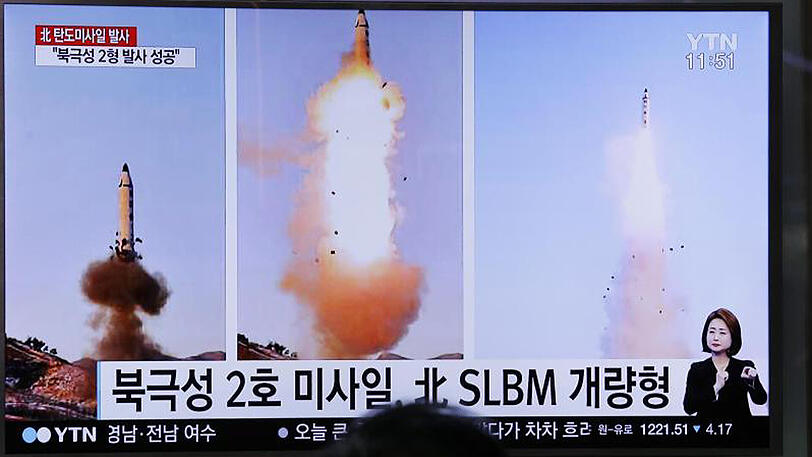 Der Start der "ballistischen Mittel-Langstrecken-Rakete Pukguksong-2" ist im südkoreanischen Fernsehen zu sehen.