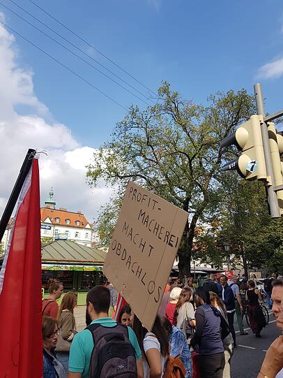 Motto: ausspekuliert! Am Samstag kamen um die 10.000 Menschen zur großen Demo gegen Spekulanten, Mietwahnsinn und für mehr Mieterschutz nach München.