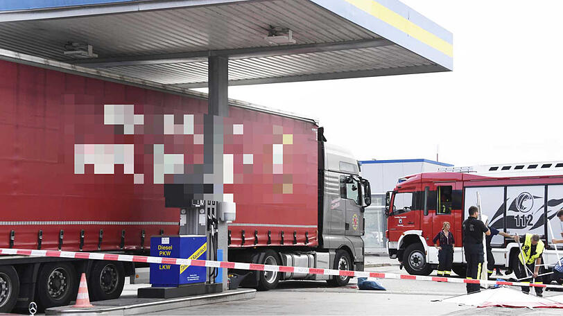 Unfallort Tankstelle: Eine Radlerin wurde hier von einem Lkw überrollt - die Bilder aus Sauerlach.