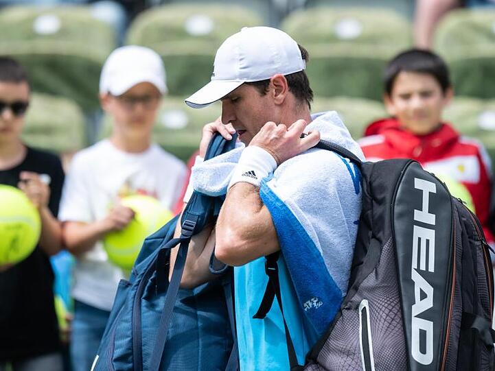 Mischa Zverev verlässt nach seiner Niederlage den Court.
