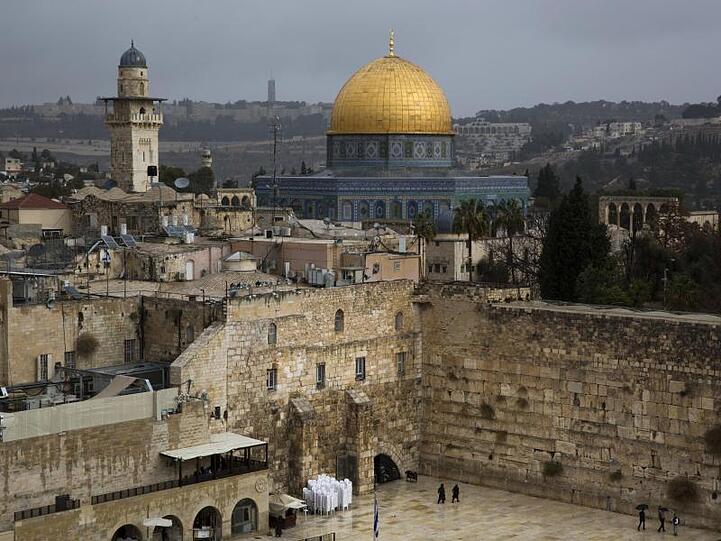 Israelis und Palästinensern heilig: der Tempelberg in Jerusalem mit der Klagemauer und dem Felsendom.
